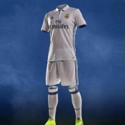 Детская форма футбольного клуба Реал Мадрид 2016/2017 (комплект: футболка + шорты + гетры)